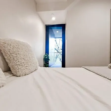 Elegant Apartment In Park With Rooftop Infinity Pool On St Kilda Road, Melbourne Exterior photo
