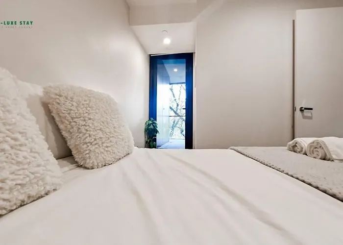 Elegant Apartment In Park With Rooftop Infinity Pool On St Kilda Road, Melbourne